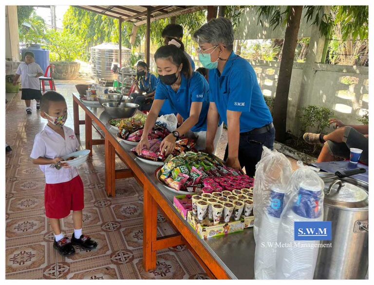 มอบทุนการศึกษาและเลี้ยงอาหารกลางวันเด็ก ก.พ. 65